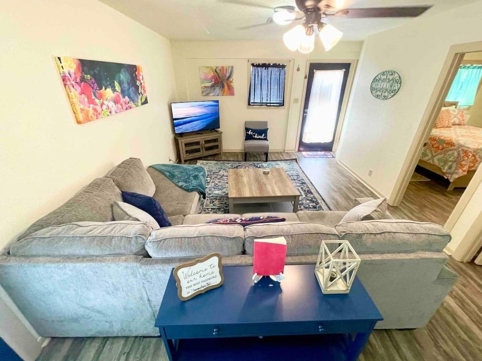 Cheerful Watercolors in 2BR Cottage House in Port Arthur