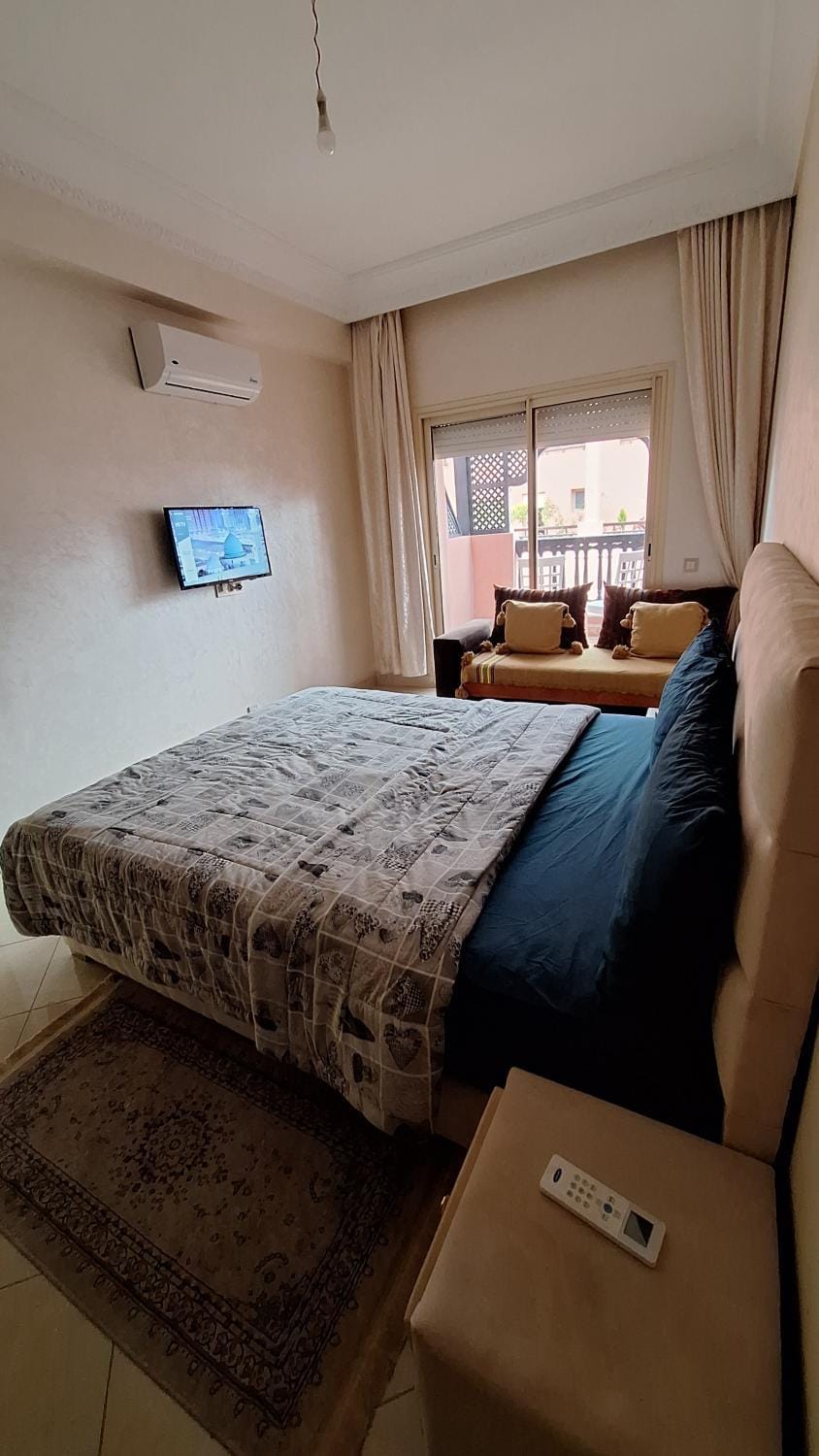 Bed, TV and multimedia, Photo of the whole room, Bedroom