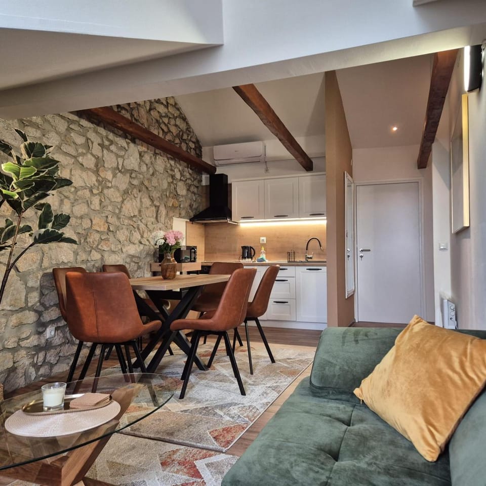 Kitchen or kitchenette, Living room, Seating area, Dining area