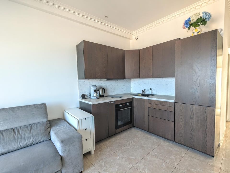 Coffee/tea facilities, Kitchen or kitchenette, Living room, oven, stove