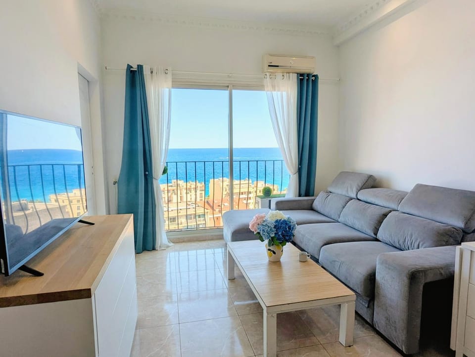 Communal lounge/ TV room, TV and multimedia, View (from property/room), Balcony/Terrace, Living room, Lounge or bar, Seating area, Sea view