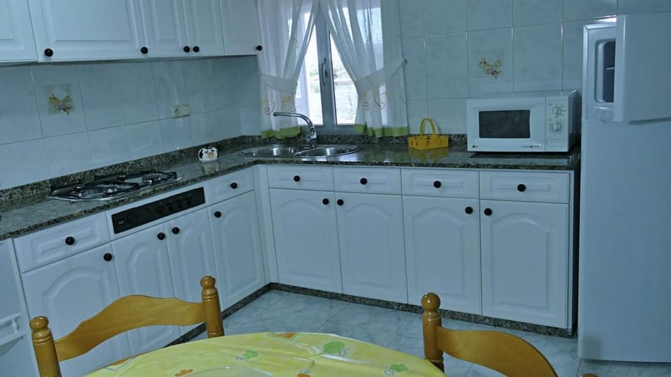 Kitchen or kitchenette, Dining area, stove