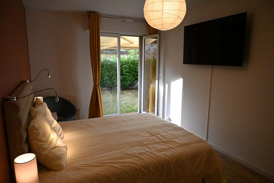 Bed, TV and multimedia, Photo of the whole room, Bedroom