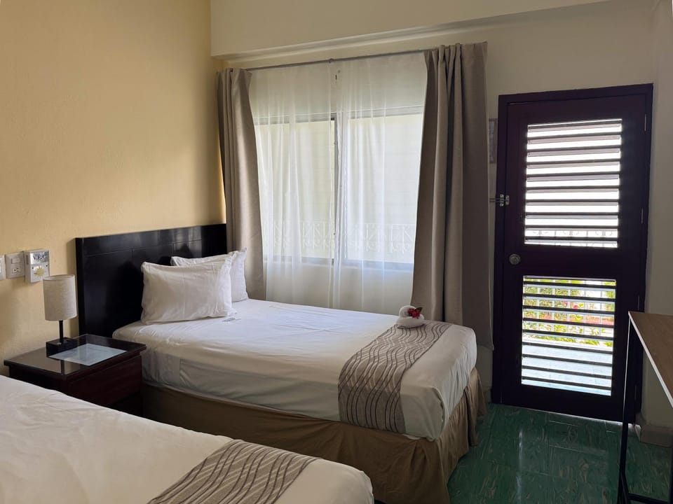 Bed, Photo of the whole room, Decorative detail, Decorative detail, Bedroom, internet, towels, towels