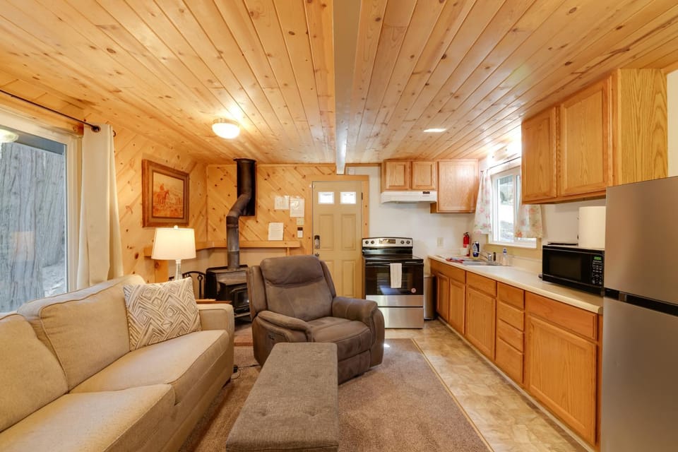 Hike, Ski and Sip Arnold Cabin 4 Mi to State Park! Cabin in Arnold