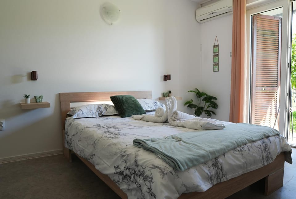 Bed, Photo of the whole room, Bedroom, towels, air conditioner