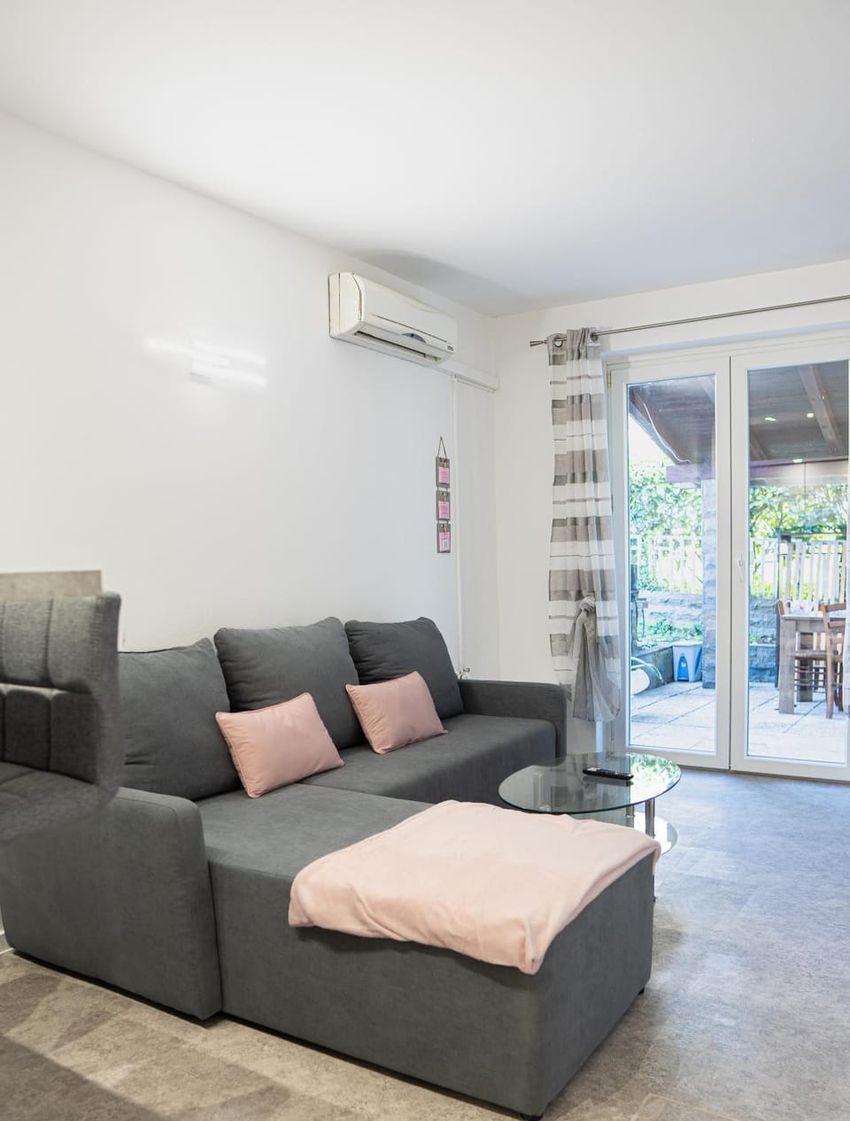 Living room, Seating area, air conditioner