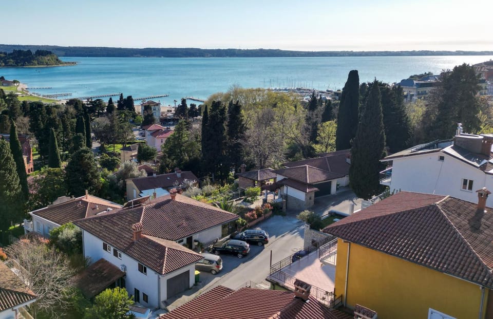 Property building, Bird's eye view, Sea view, Location, Parking