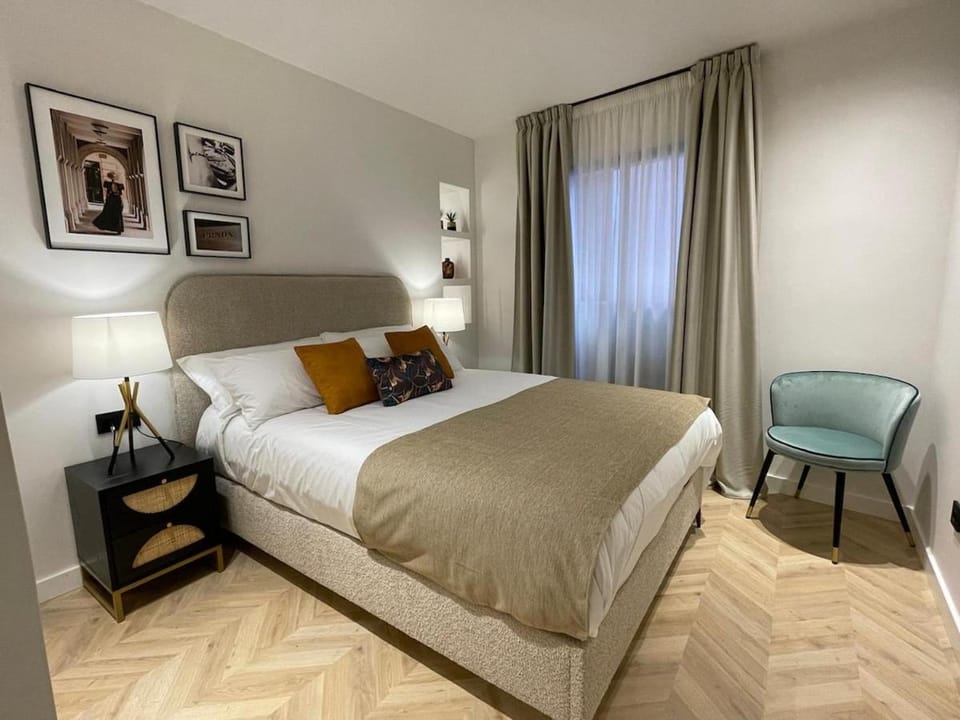 Photo of the whole room, Bedroom