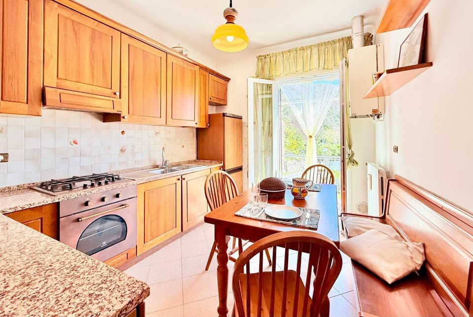 Kitchen or kitchenette, Dining area, stove