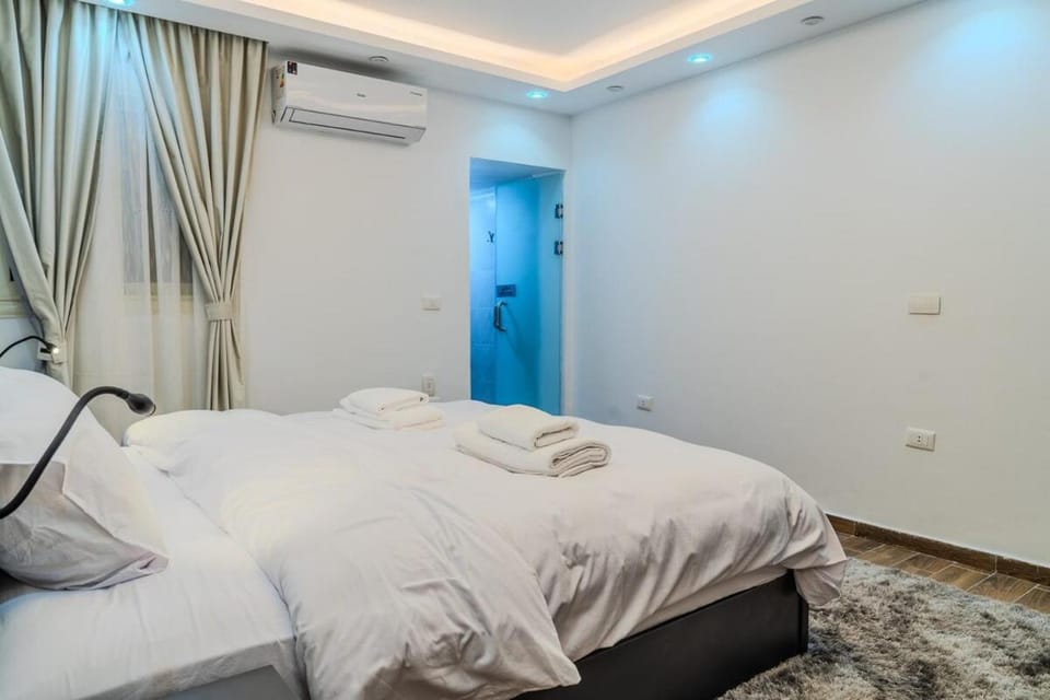 Luxury Retreat Jacuzzi & Firepit Apartment in New Cairo City