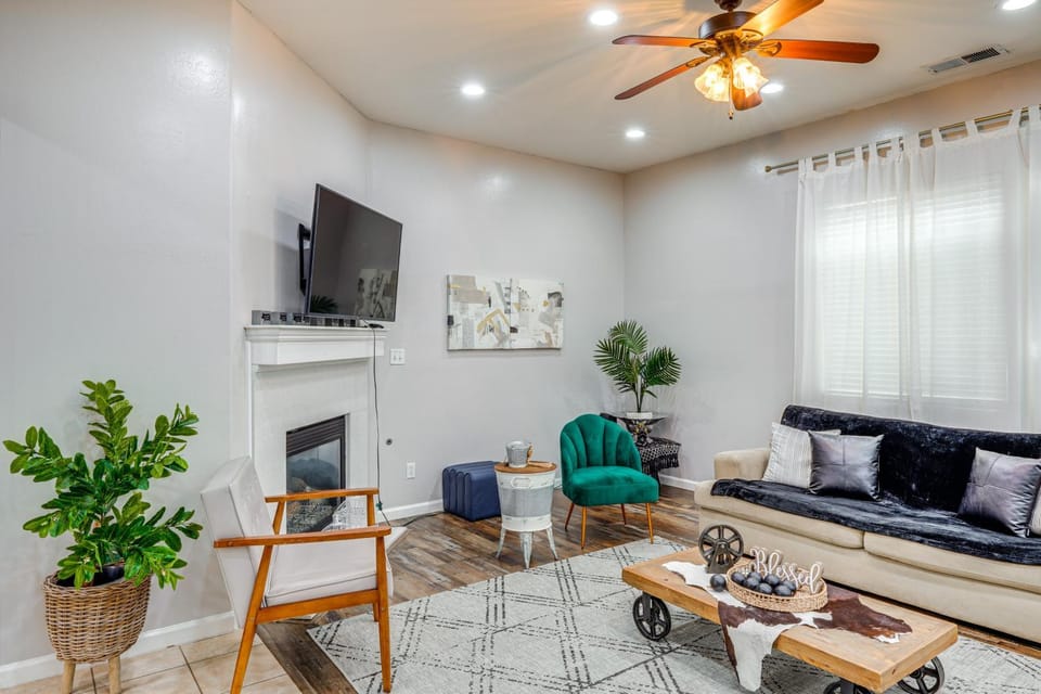 8 Mi to Beach Park: Bakersfield Gem w/ Yard! House in Bakersfield