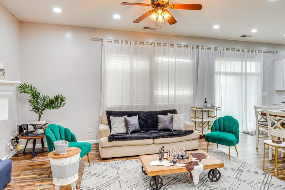 8 Mi to Beach Park: Bakersfield Gem w/ Yard! House in Bakersfield