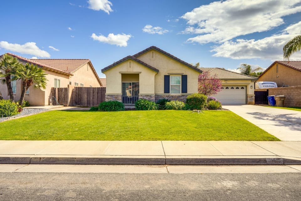 8 Mi to Beach Park: Bakersfield Gem w/ Yard! House in Bakersfield