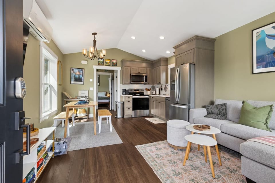 Kitchen or kitchenette, Living room, Seating area, Dining area