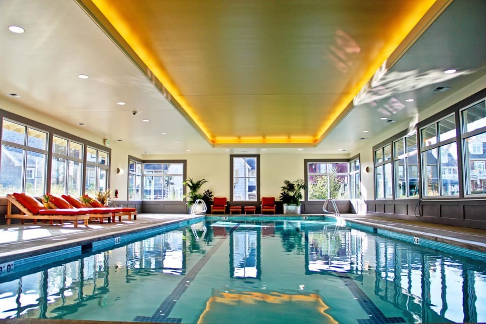 Swimming pool, sunbed