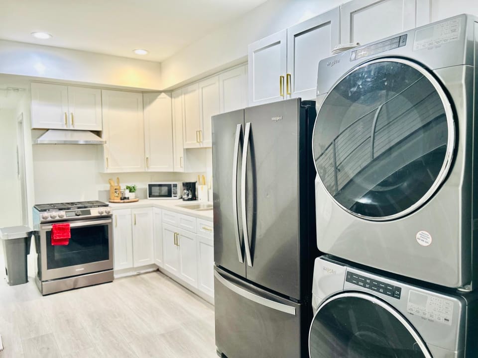 Newly Built Stylish Modern 2B In LA Apartment in Van Nuys