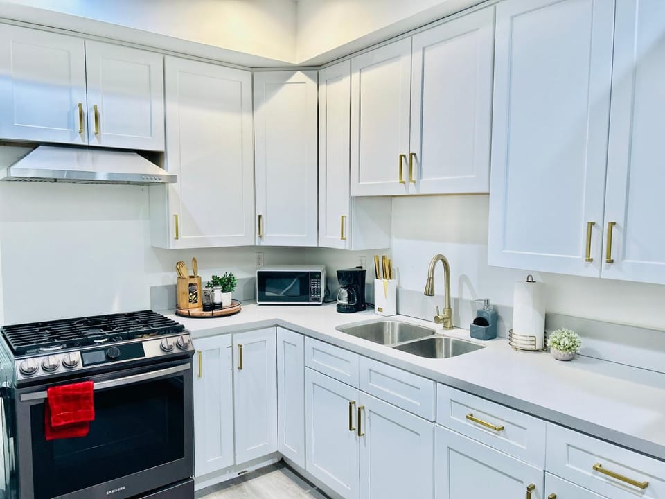 Newly Built Stylish Modern 2B In LA Apartment in Van Nuys