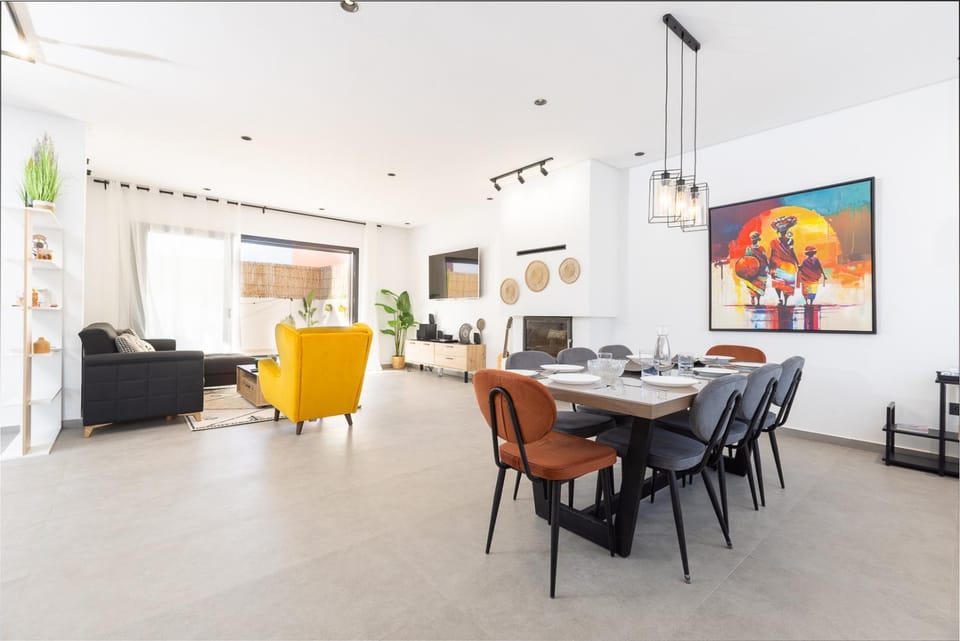 TV and multimedia, Seating area, Dining area