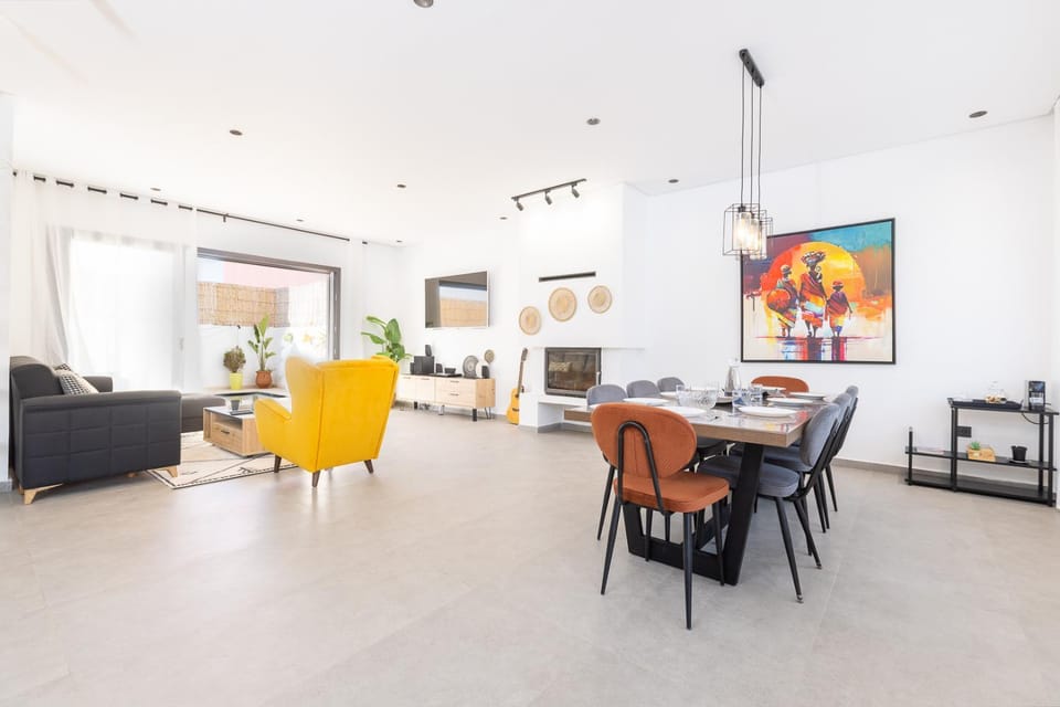 TV and multimedia, Living room, Seating area, Dining area