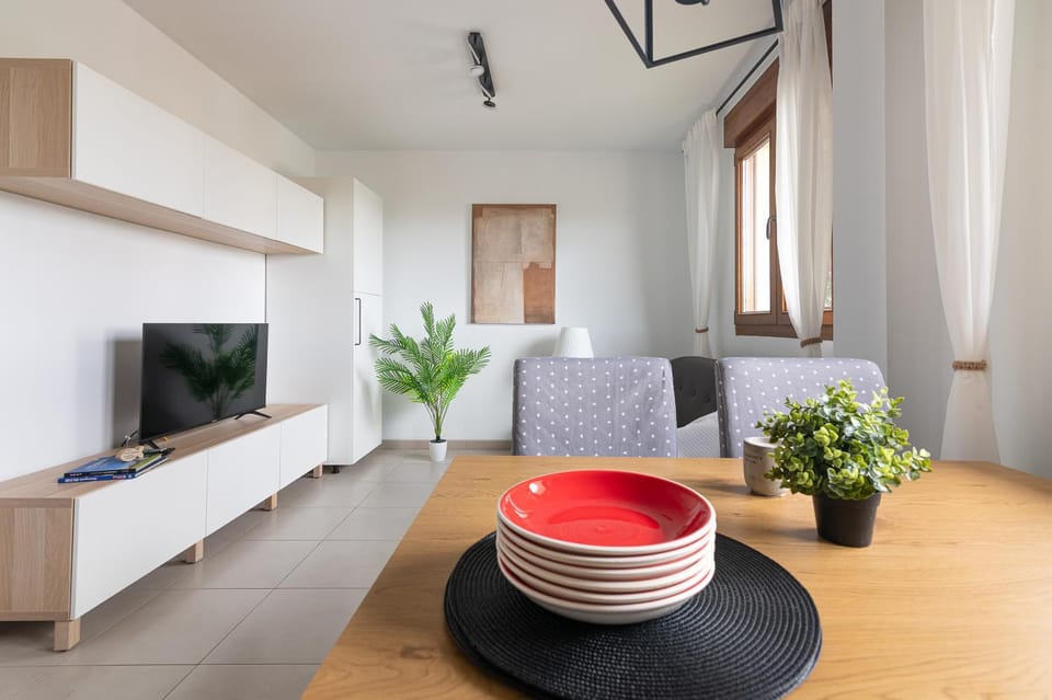 Communal lounge/ TV room, TV and multimedia, Dining area