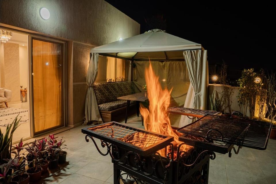 Luxe Penthouse & Open Terrace Balcony - AUC - Point 90 - New Cairo Apartment in New Cairo City