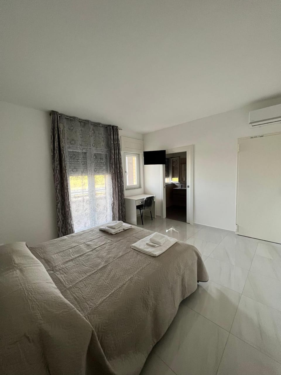 Bed, Photo of the whole room, Bedroom, air conditioner