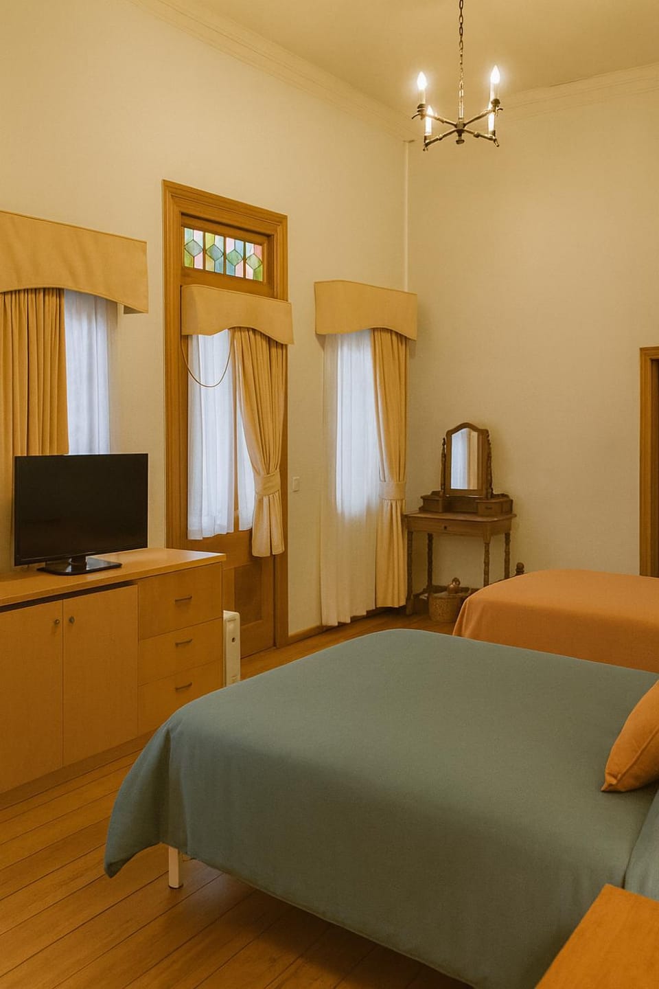 Bed, TV and multimedia, Photo of the whole room, Bedroom