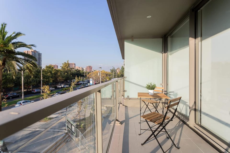 1 BE1BA in Pdte Riesco Spacious ideal for 3 Apartment in Las Condes