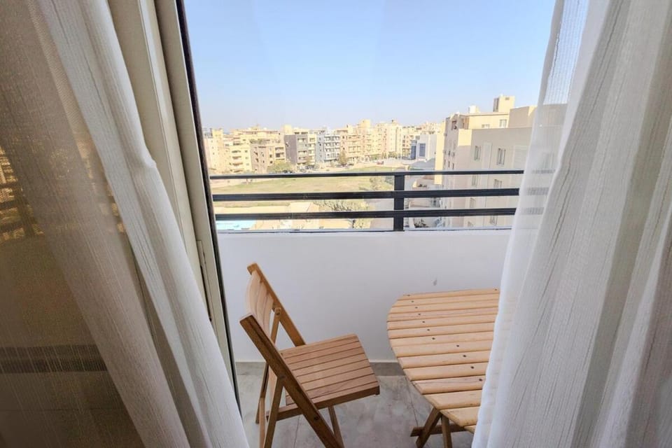 Chic Cozy Retreat with Jacuzzi next to AUC Apartment in New Cairo City