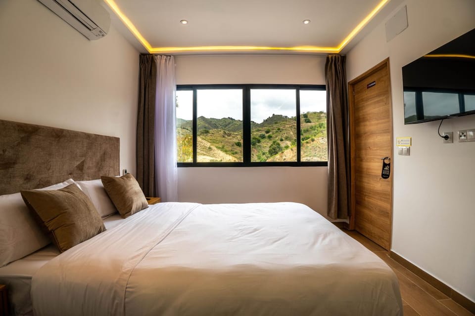 Bed, TV and multimedia, Photo of the whole room, Bedroom