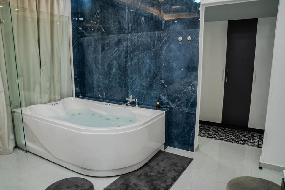 Luxury Jacuzzi Apt with AUC View Apartment in New Cairo City