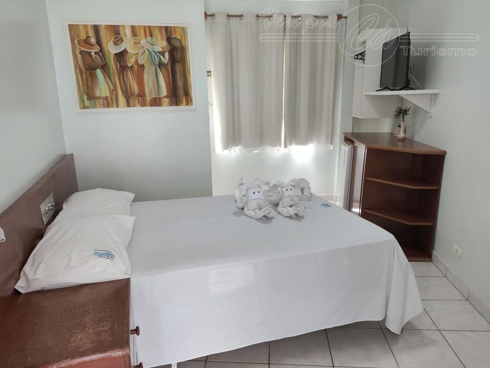 Bed, TV and multimedia, Photo of the whole room, Bedroom, towels