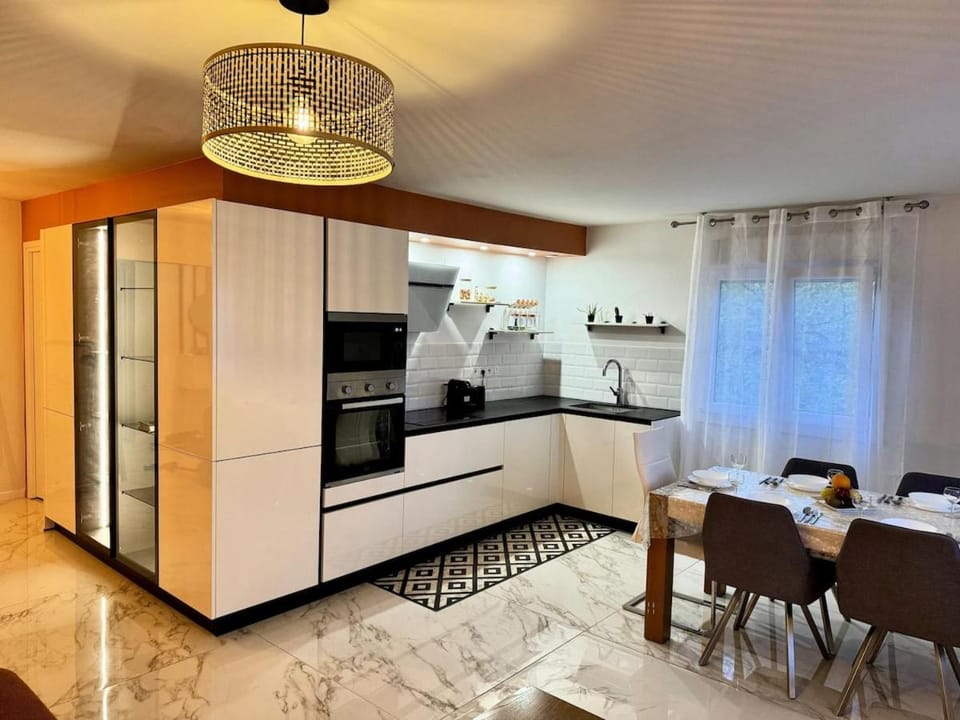 Kitchen or kitchenette, Dining area, dishwasher, oven, stove