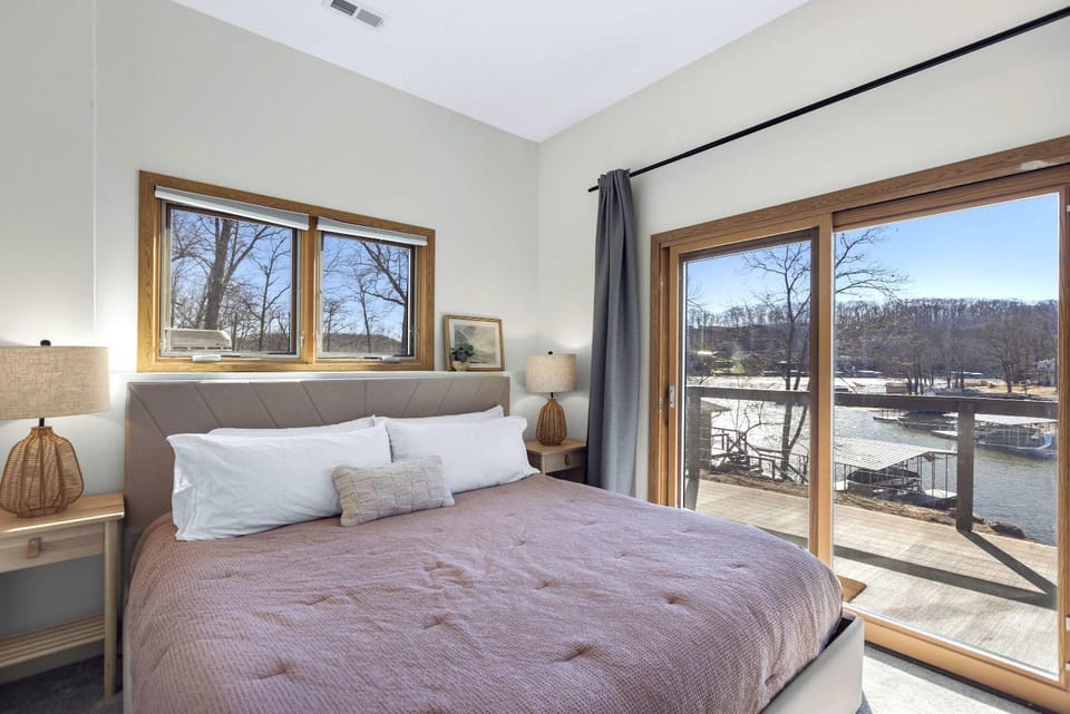 Big Bear Bungalow - Stay Waterfront to Lake of the Ozark House in Lake of the Ozarks