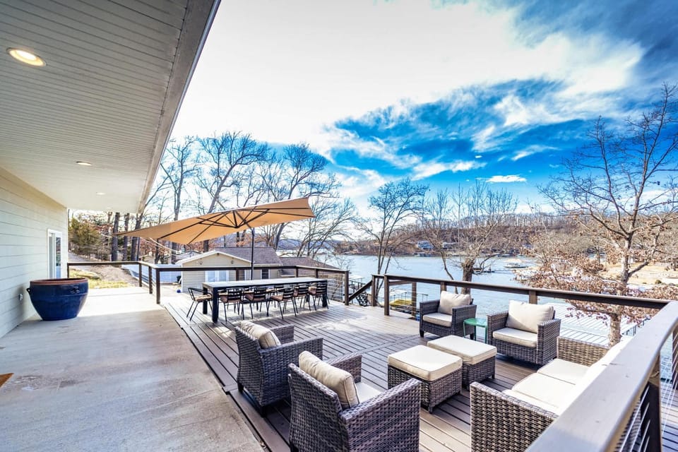Big Bear Bungalow - Stay Waterfront to Lake of the Ozark House in Lake of the Ozarks