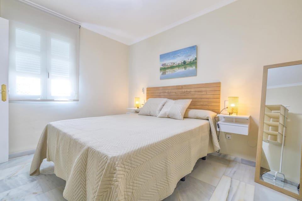 Bed, Photo of the whole room, Bedroom, heating, towels, air conditioner