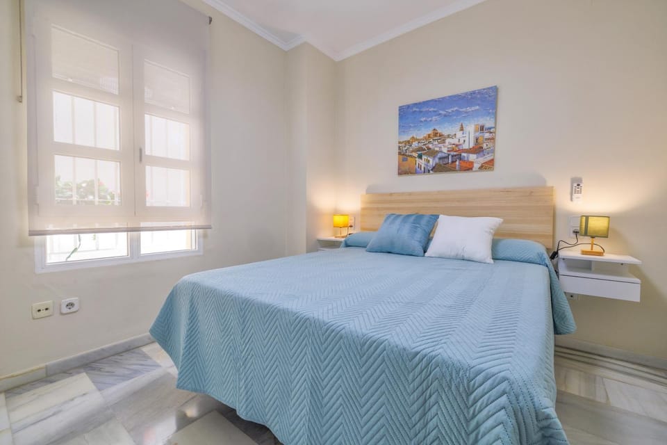 Bed, Photo of the whole room, Bedroom, heating, towels, air conditioner