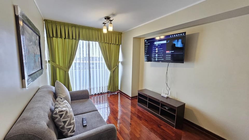 Apartamento de 3 dormitorios frente a plaza San Miguel con Piscina Apartment in Callao Region, Peru