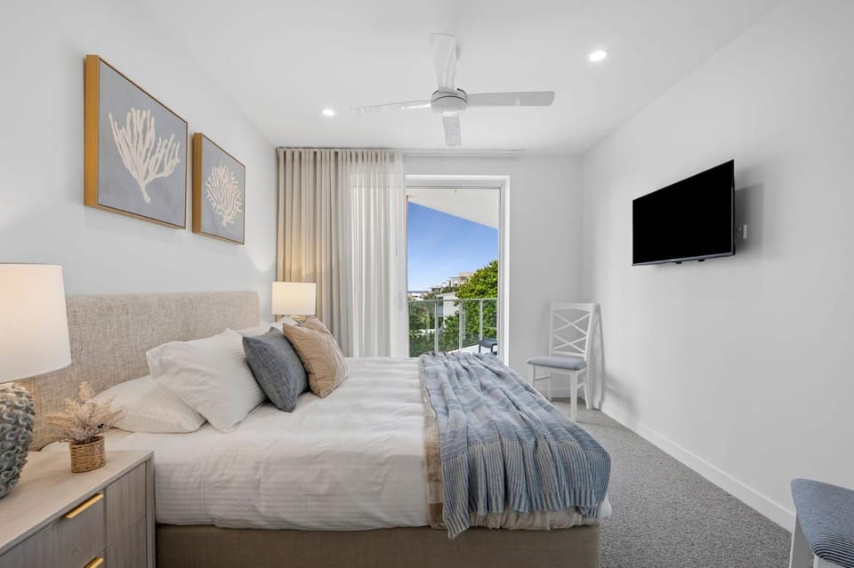 Bed, TV and multimedia, Bedroom