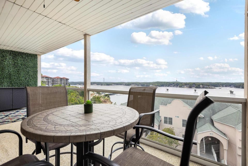 Emerald Bay Oasis - Sleeps 6 House in Lake of the Ozarks