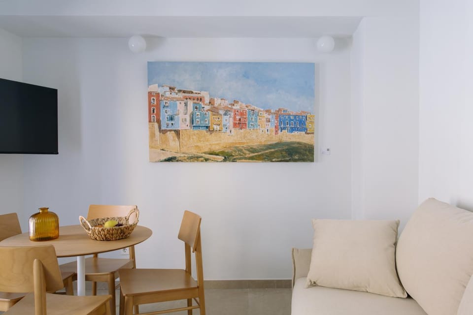 Communal lounge/ TV room, Food close-up, TV and multimedia, Living room, Decorative detail, Seating area, Dining area, Evening entertainment