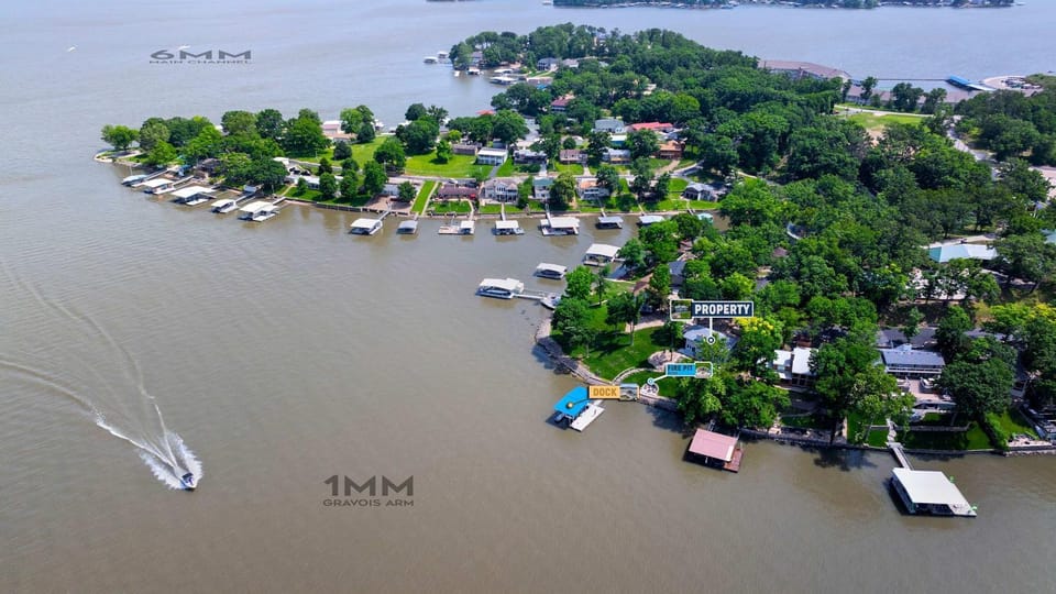 For the View - Great Location with Lakeside Launchpad House in Lake of the Ozarks