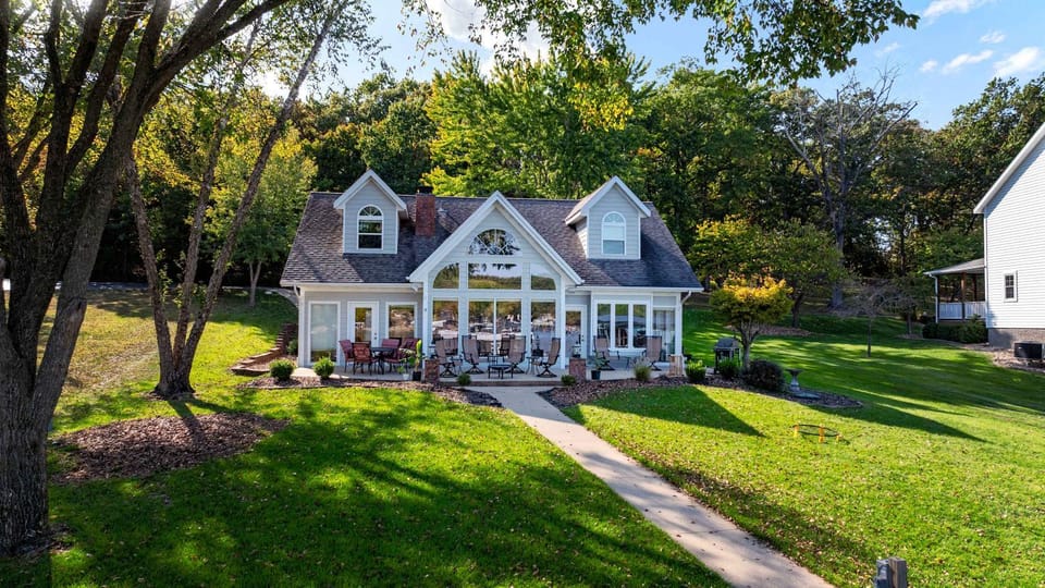 Gentle Slopes Retreat Fit For 12 House in Lake of the Ozarks