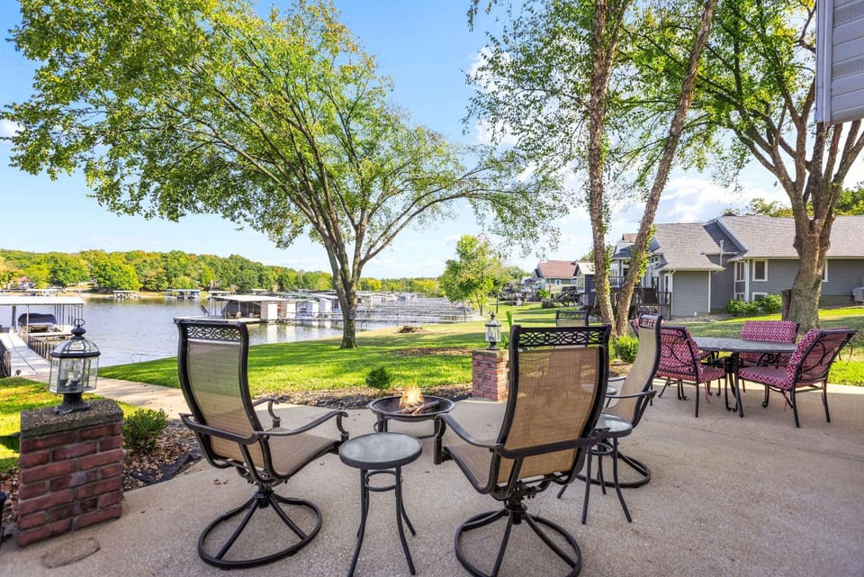Gentle Slopes Retreat Fit For 12 House in Lake of the Ozarks