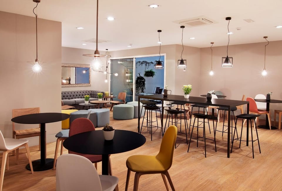 Restaurant/places to eat, Lounge or bar