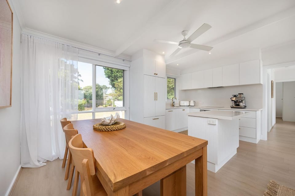Kitchen or kitchenette, Dining area, dishwasher, pet friendly, stove