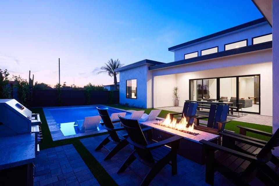 Luxe - Solstice Retreat - Heated Pools - 2 Homes House in Scottsdale