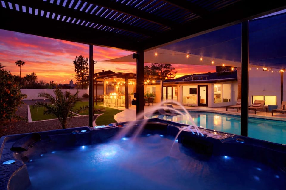 Sunburst Estate - Pool - Hot Tub - Tons of Games! House in Phoenix