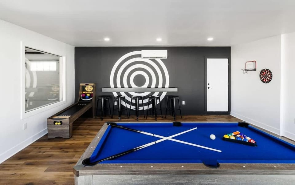 Sunburst Estate - Pool - Hot Tub - Tons of Games! House in Phoenix